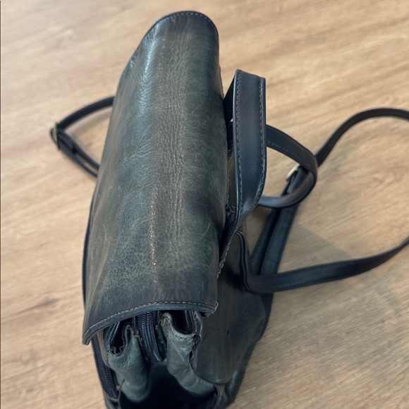 Wilsons Leather Genuine Leather Vintage Flap Backpack Olive Green Distressed Bag - Picture 7 of 16